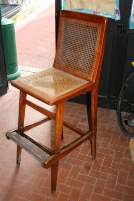 Sedia alta impagliata con poggiapiedi